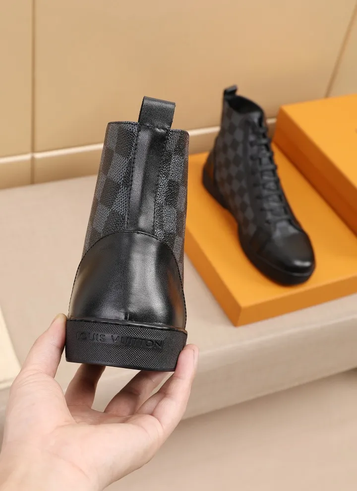 Factory price: 400💰【LV】Official website popular series 🇮🇹🇮🇹1:1 production, selected high-end imported cowhide, sheepskin lining with sheepskin pads, paired with Louis Vuitton Monogram Ecli men's shoes 💰se canvas and pure black rubber soles, the ultimate simple design perfectly interprets the latest inspiration for shoes, integrating classics and fashion. 🔍🔍High quality, worth having. The bottom car thread will never be unglued. Sellers are welcome to sell as shown in the picture above. We can send one piece on behalf of you. Number of yards: 38-44 (45 yards can be customized)